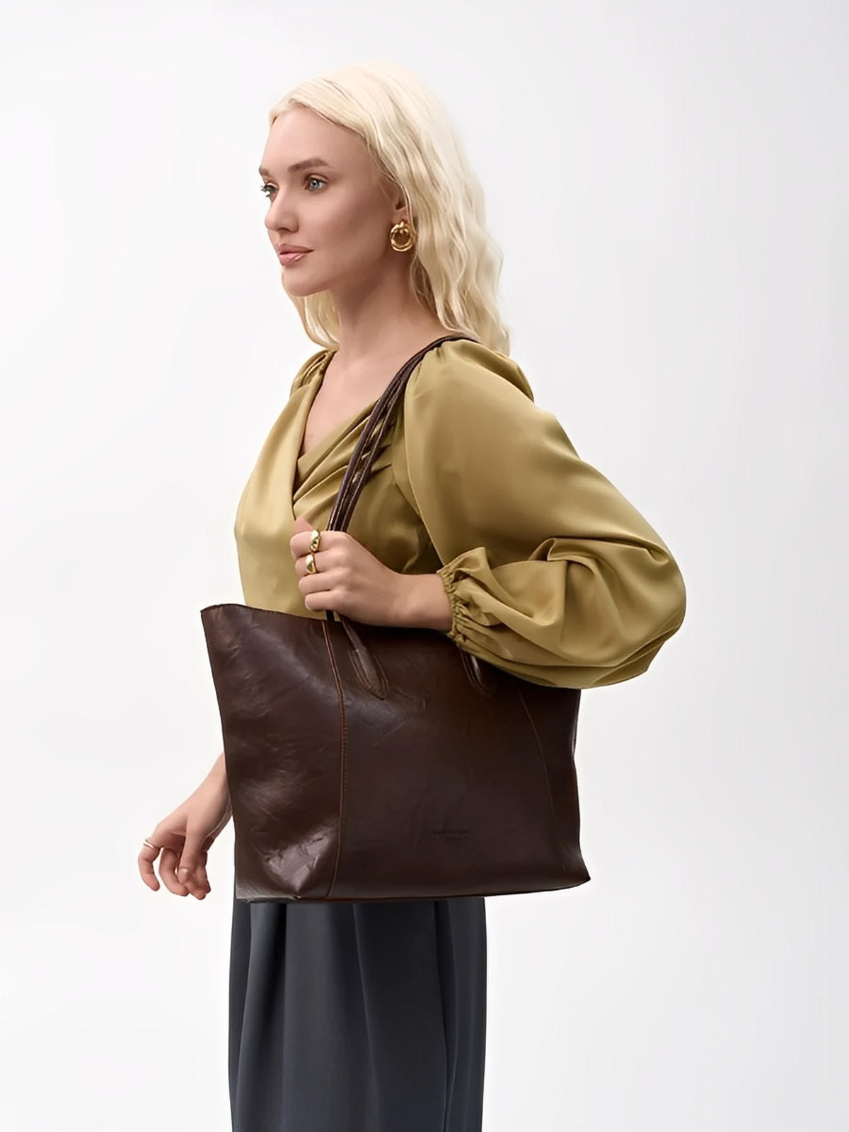 Grand sac à main femme simili vegan, A4, fermeture zip poche intérieure, porté épaule, chic et fashion bag, modèle Sophronie - Sac à main - Café