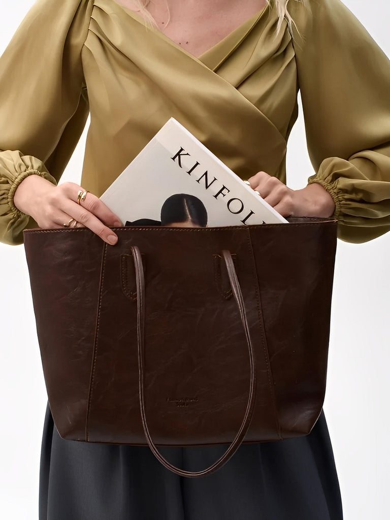 Grand sac à main femme simili vegan, A4, fermeture zip poche intérieure, porté épaule, chic et fashion bag, modèle Sophronie - Sac à main - Café