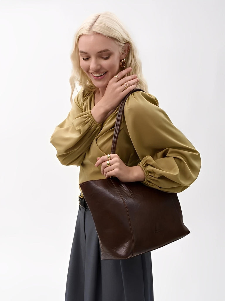 Grand sac à main femme simili vegan, A4, fermeture zip poche intérieure, porté épaule, chic et fashion bag, modèle Sophronie - Sac à main - Café