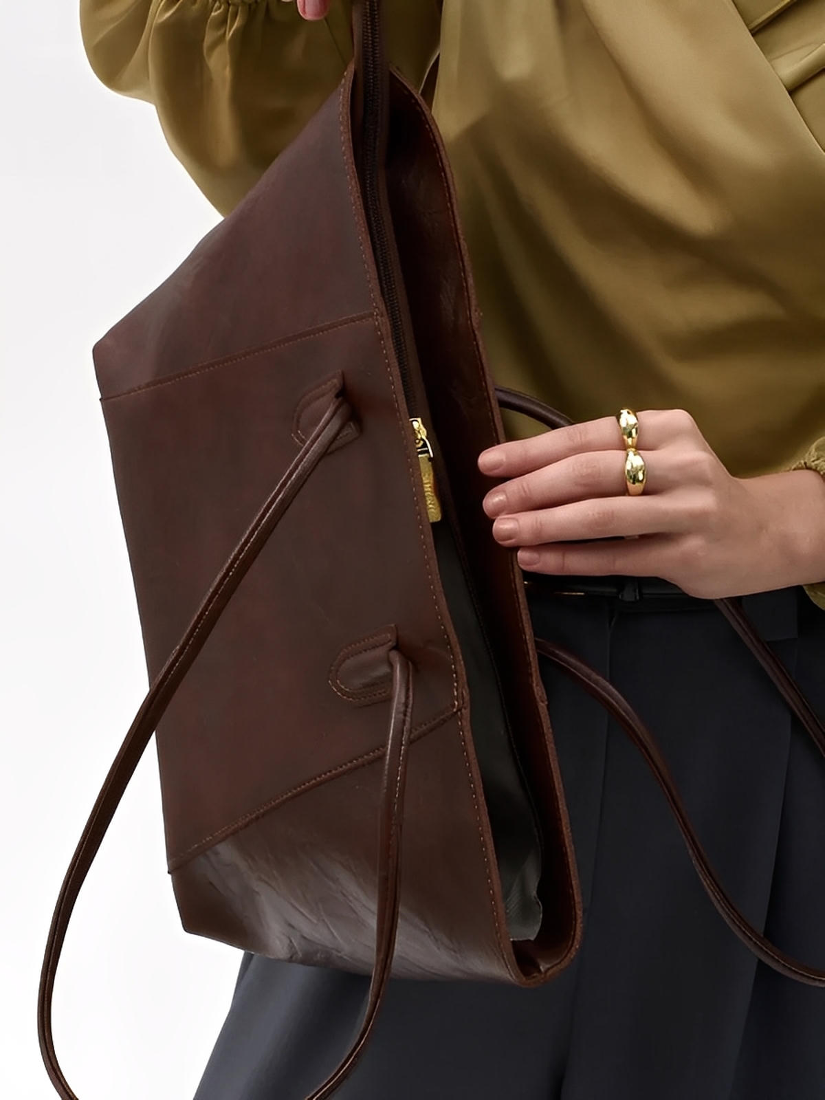 Grand sac à main femme simili vegan, A4, fermeture zip poche intérieure, porté épaule, chic et fashion bag, modèle Sophronie - Sac à main - Café