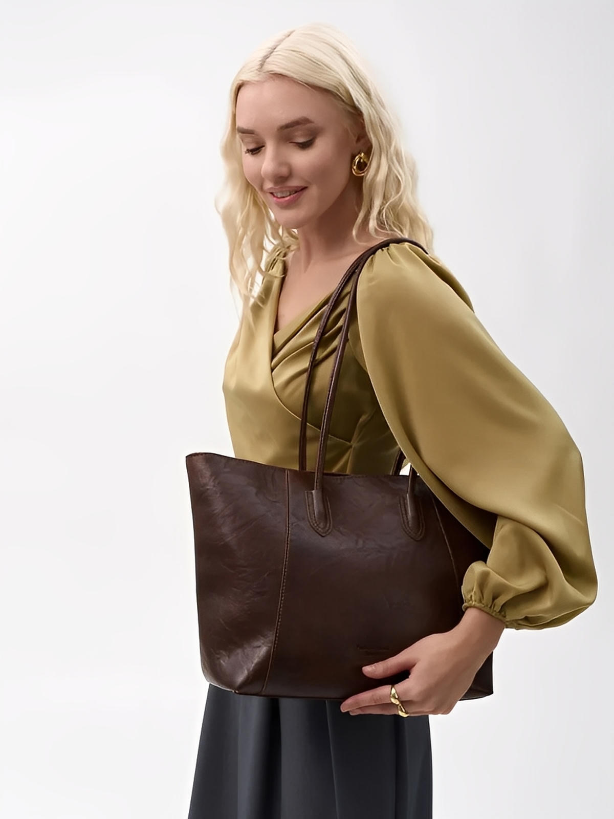 Grand sac à main femme simili vegan, A4, fermeture zip poche intérieure, porté épaule, chic et fashion bag, modèle Sophronie - Sac à main - Café