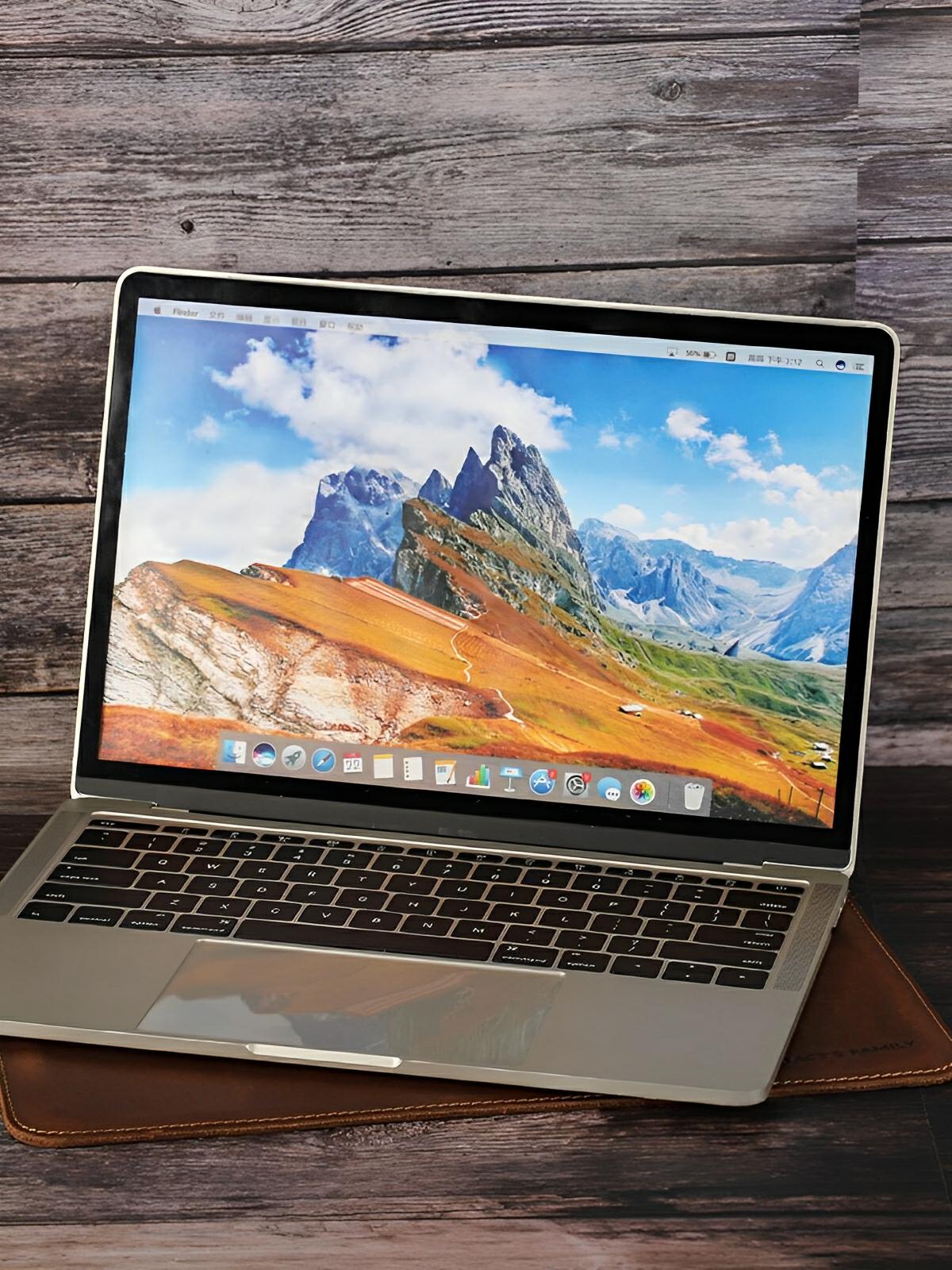Housse pour MacBook Air 13 pouces, cuir véritable, protection premium, intérieur doux et design minimaliste, modèle Waldemar - Housse - Marron