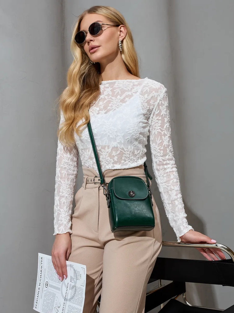 Sacoche bandoulière en cuir, sac porté épaule compact, sac téléphone aimanté, petit sac zippé femme, accessoire mode pratique, modèle Barbel