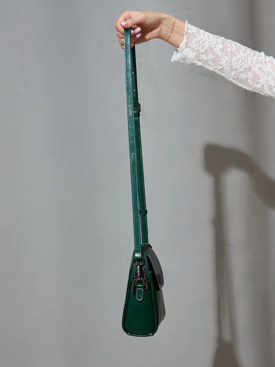 Sacoche bandoulière en cuir, sac porté épaule compact, sac téléphone aimanté, petit sac zippé femme, accessoire mode pratique, modèle Barbel