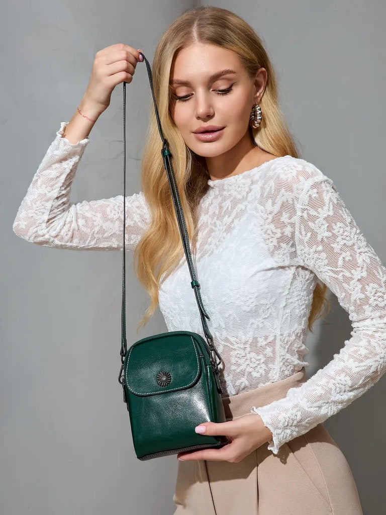 Sacoche bandoulière en cuir, sac porté épaule compact, sac téléphone aimanté, petit sac zippé femme, accessoire mode pratique, modèle Barbel
