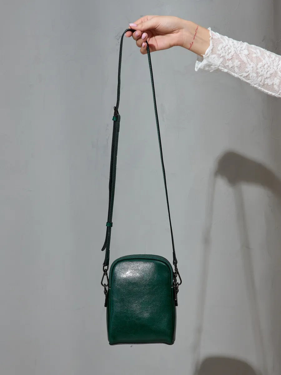 Sacoche bandoulière en cuir, sac porté épaule compact, sac téléphone aimanté, petit sac zippé femme, accessoire mode pratique, modèle Barbel