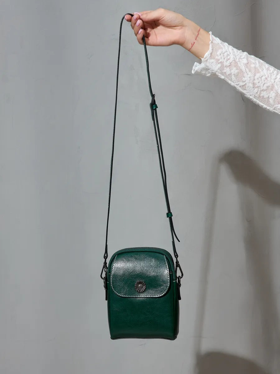 Sacoche bandoulière en cuir, sac porté épaule compact, sac téléphone aimanté, petit sac zippé femme, accessoire mode pratique, modèle Barbel