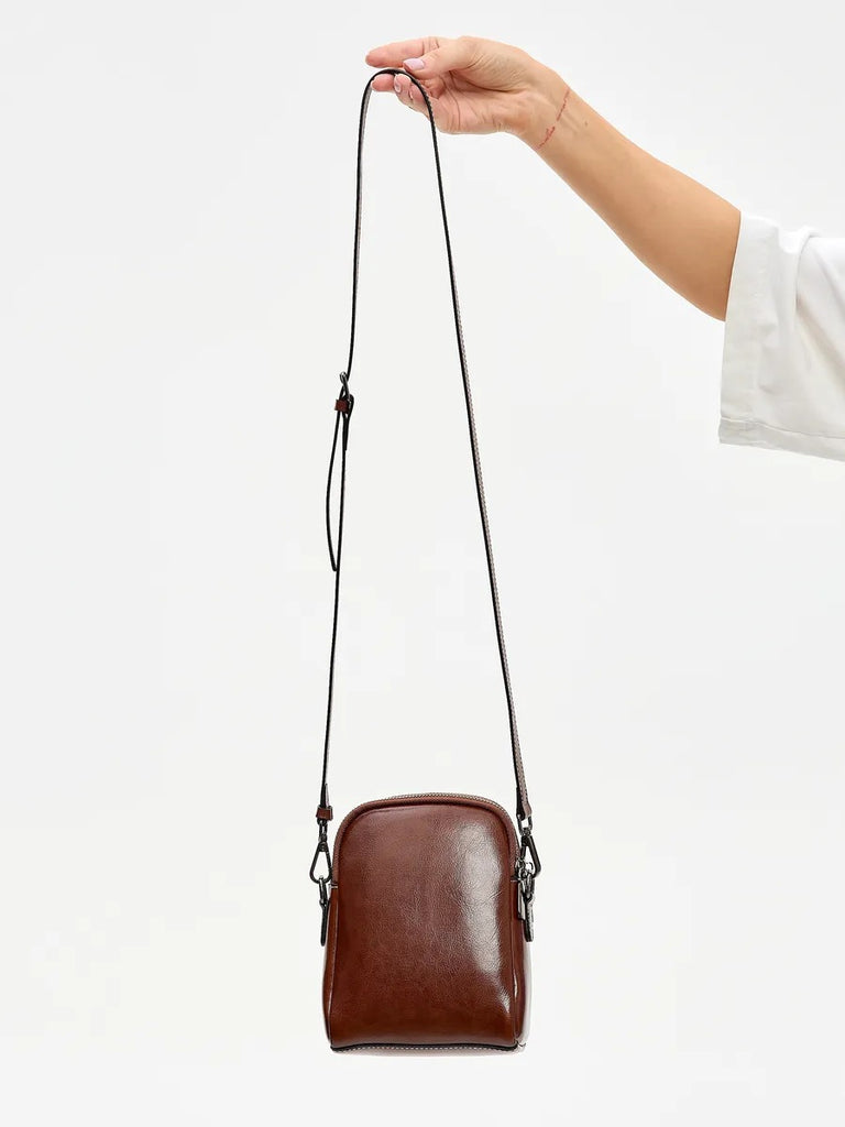 Sacoche bandoulière en cuir, sac porté épaule compact, sac téléphone aimanté, petit sac zippé femme, accessoire mode pratique, modèle Barbel