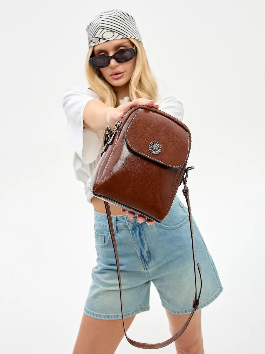 Sacoche bandoulière en cuir, sac porté épaule compact, sac téléphone aimanté, petit sac zippé femme, accessoire mode pratique, modèle Barbel