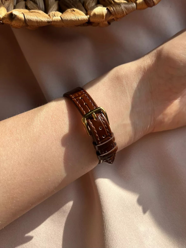 Montre rectangulaire femme, boîtier doré, chiffres romains, bracelet simili vegan, style vintage, modèle Shana