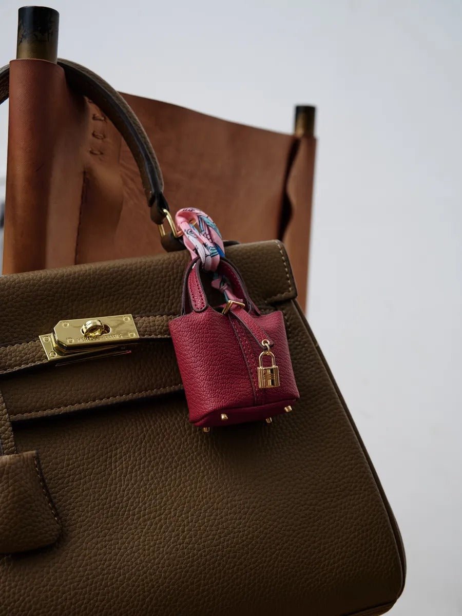 Mini sac bijoux de sac, porte - clés luxe, cuir grainé, format AirPods, accessoire luxueux, modèle Trésor - Bordeaux