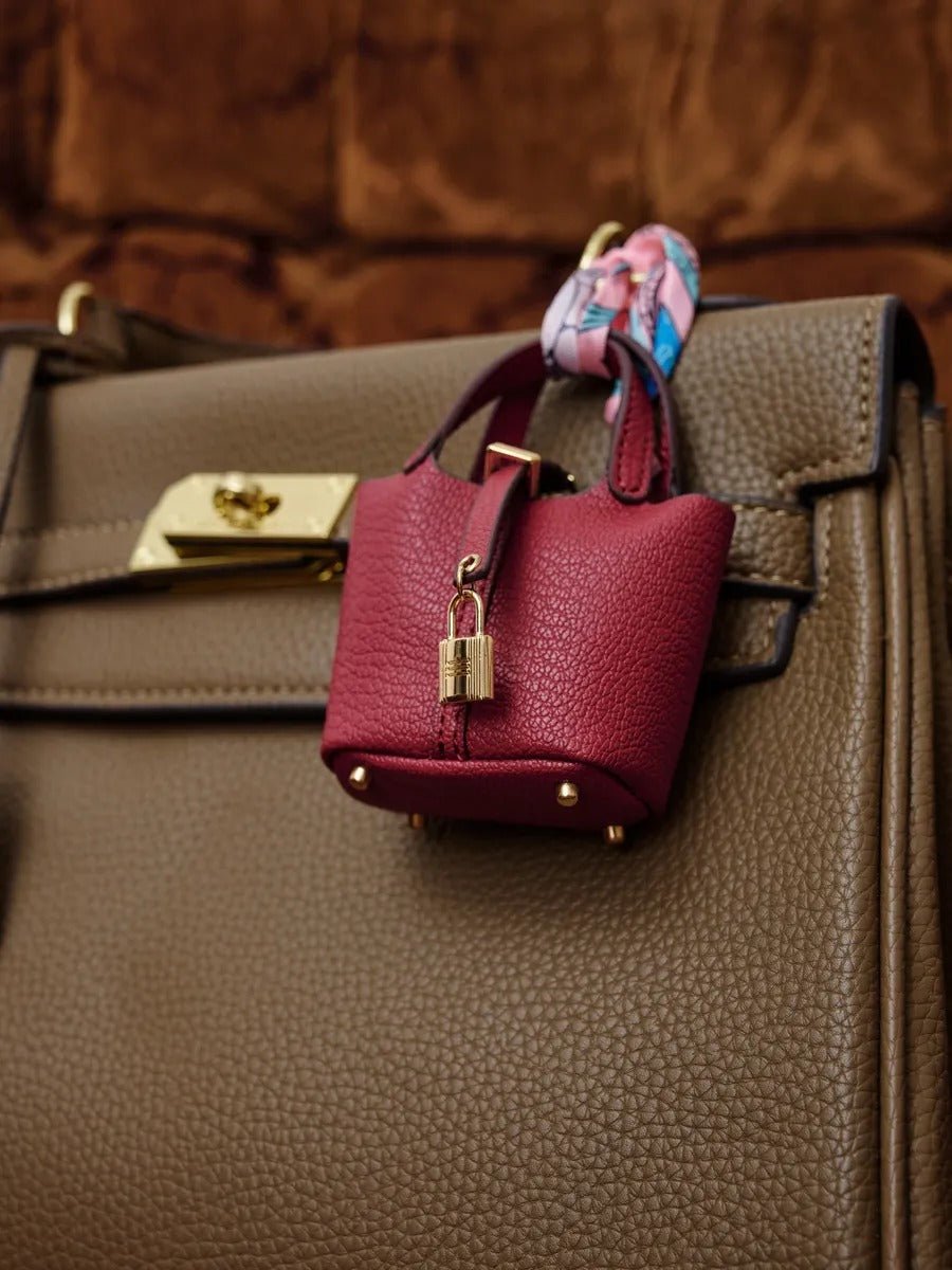 Mini sac bijoux de sac, porte - clés luxe, cuir grainé, format AirPods, accessoire luxueux, modèle Trésor - Bordeaux