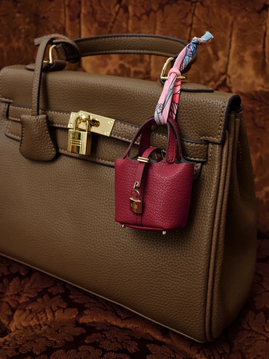 Mini sac bijoux de sac, porte - clés luxe, cuir grainé, format AirPods, accessoire luxueux, modèle Trésor - Bordeaux