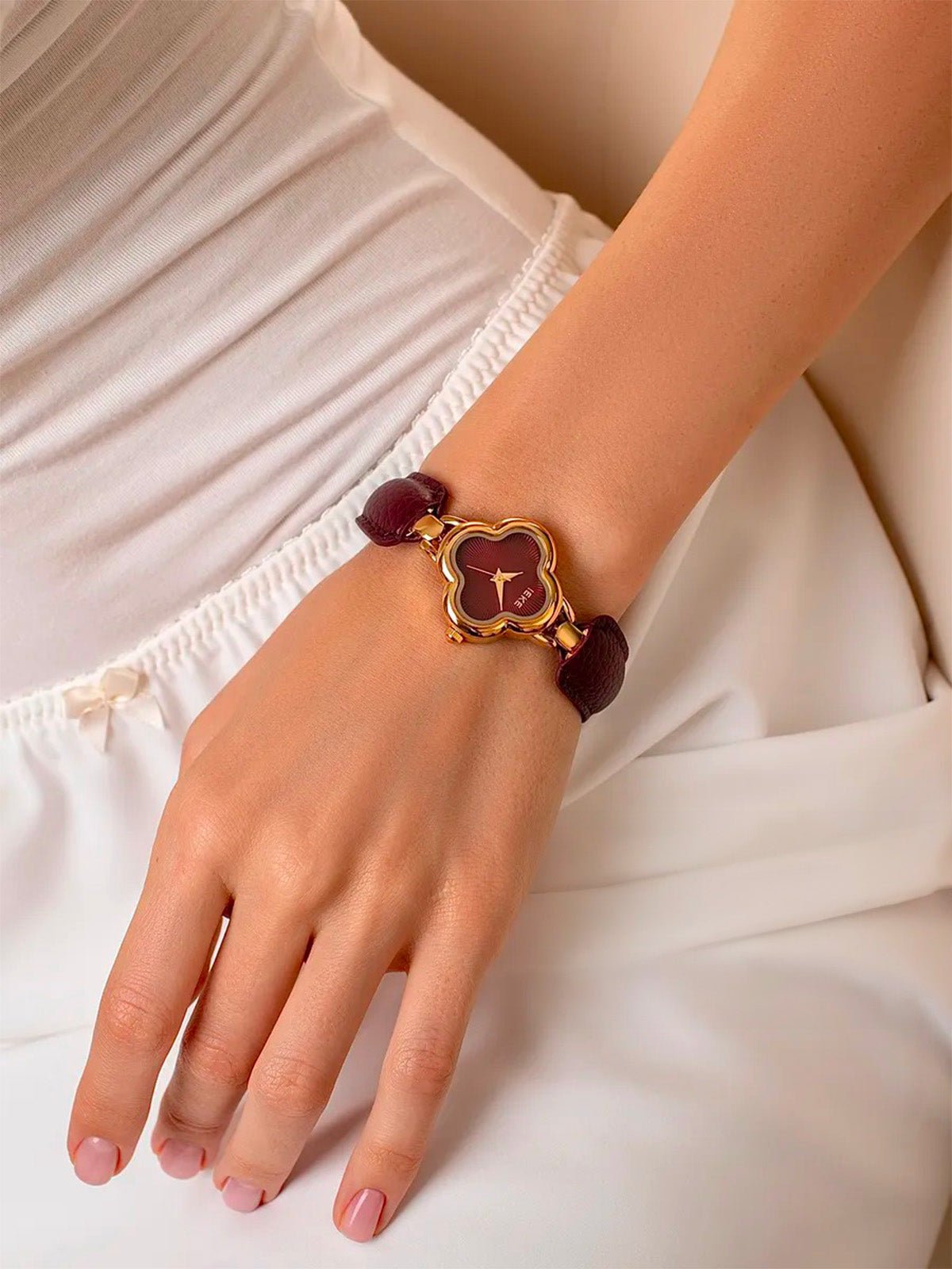 Montre femme bordeaux, cadran trèfle doré, bracelet cuir et acier, quartz japonais, accessoire chic, modèle Tissa - Montre - Bordeaux