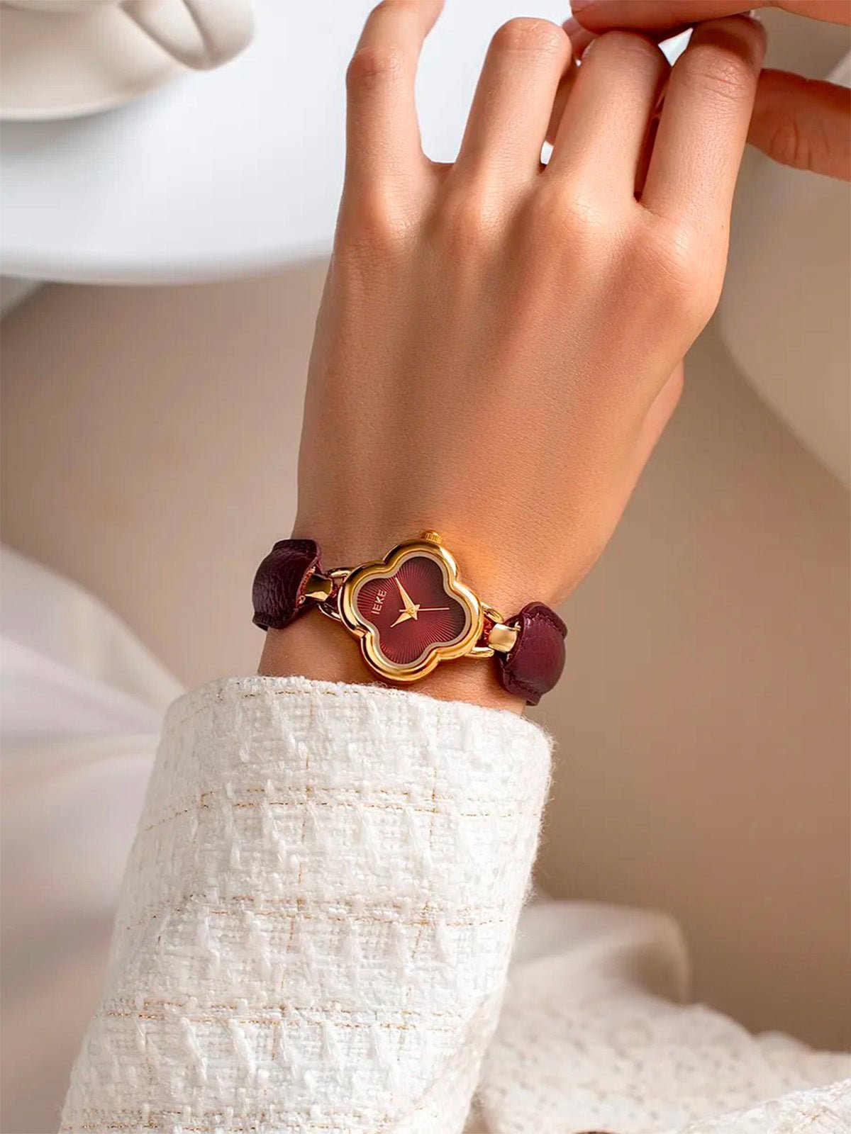 Montre femme bordeaux, cadran trèfle doré, bracelet cuir et acier, quartz japonais, accessoire chic, modèle Tissa - Montre - Bordeaux