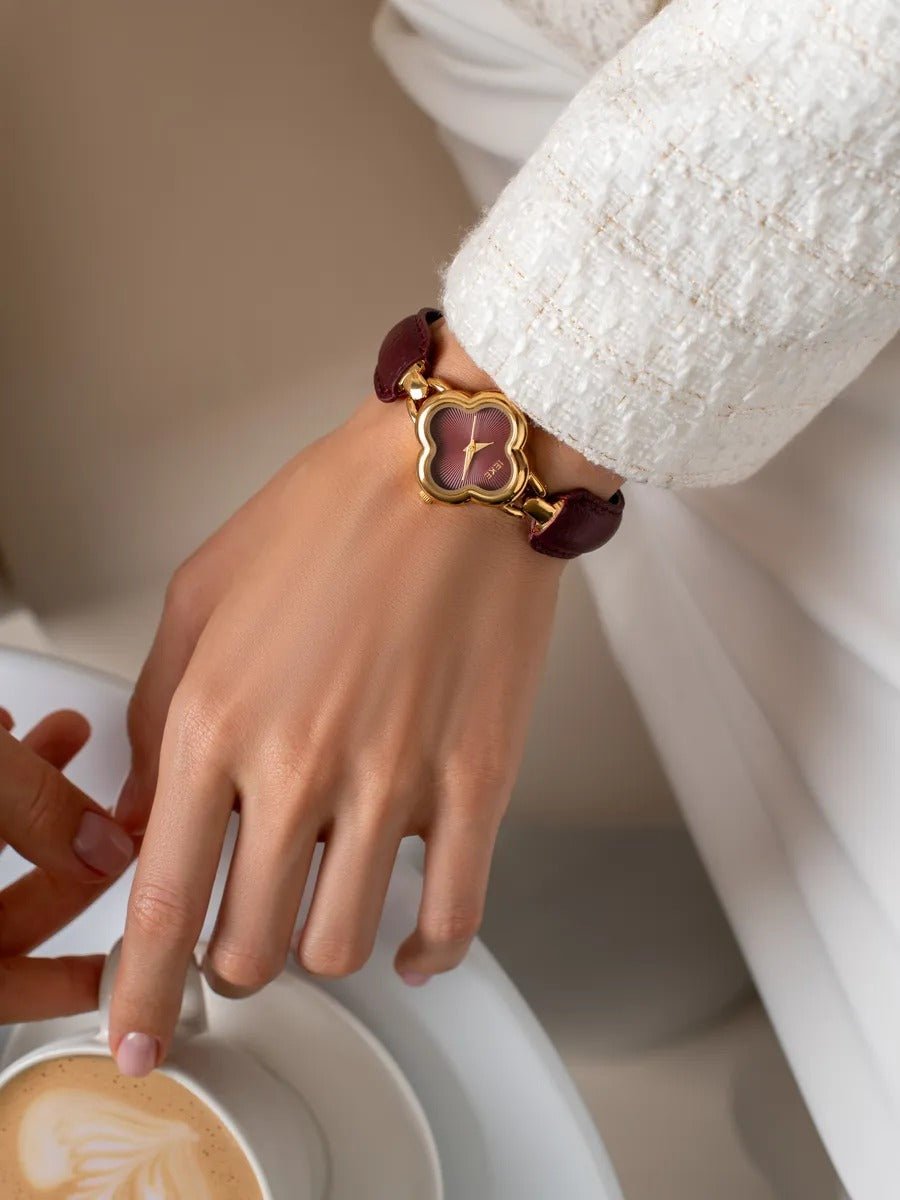 Montre femme bordeaux, cadran trèfle doré, bracelet cuir et acier, quartz japonais, accessoire chic, modèle Tissa - Montre - Bordeaux