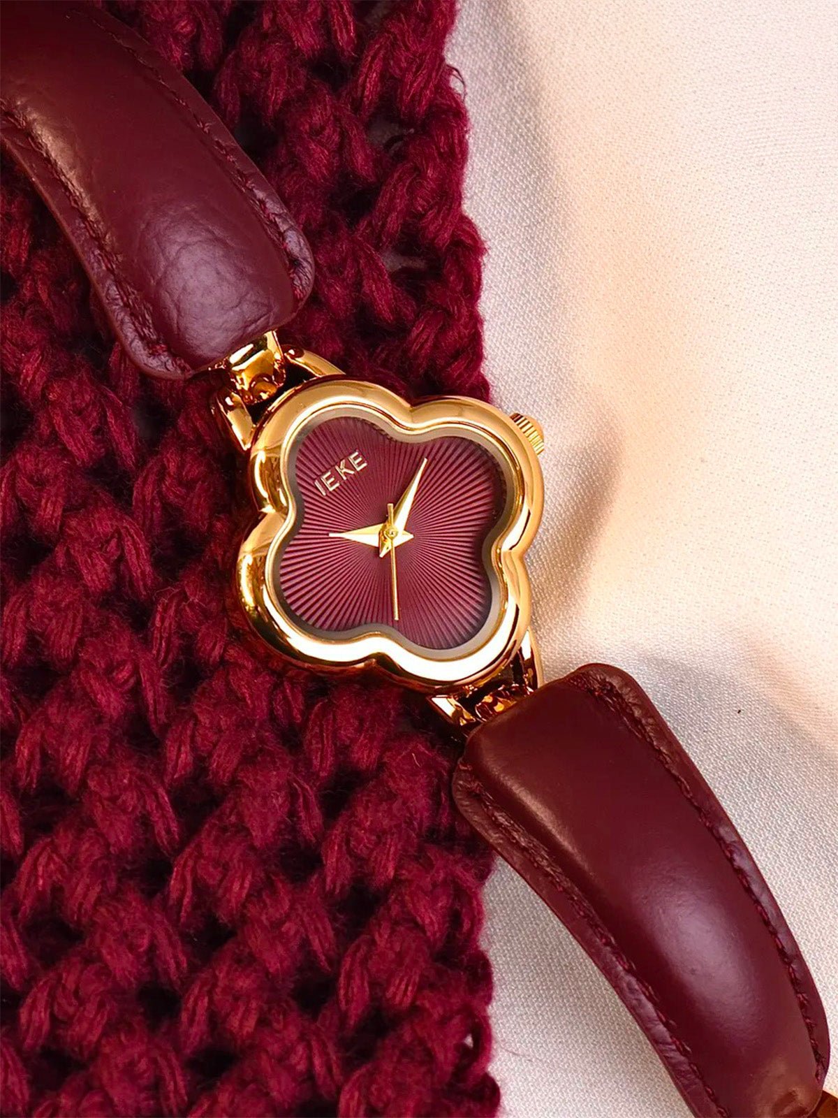 Montre femme bordeaux, cadran trèfle doré, bracelet cuir et acier, quartz japonais, accessoire chic, modèle Tissa - Montre - Bordeaux