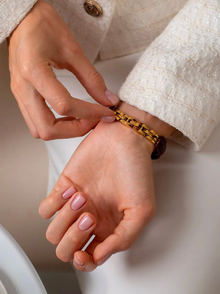 Montre femme bordeaux, cadran trèfle doré, bracelet cuir et acier, quartz japonais, accessoire chic, modèle Tissa - Montre - Bordeaux