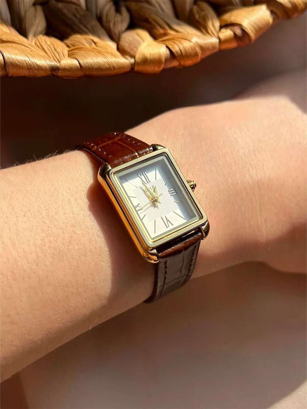 Montre rectangulaire femme, boîtier doré, chiffres romains, bracelet simili vegan, style vintage, modèle Shana - Montre - Marron