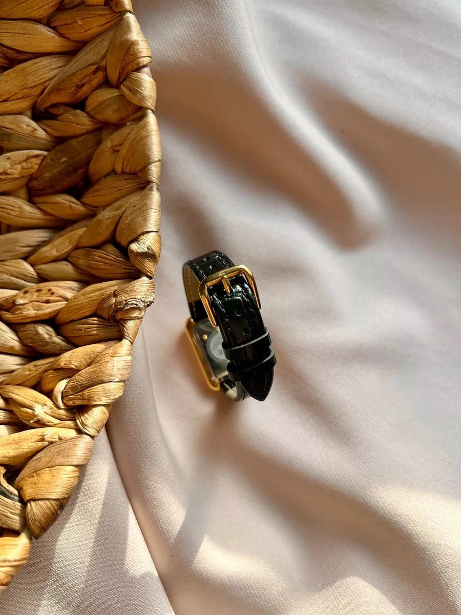Montre rectangulaire femme, boîtier doré, chiffres romains, bracelet simili vegan, style vintage, modèle Shana - Montre - Noire
