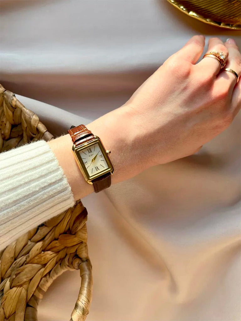 Montre rectangulaire femme, boîtier doré, chiffres romains, bracelet simili vegan, style vintage, modèle Shana - Montre - Marron