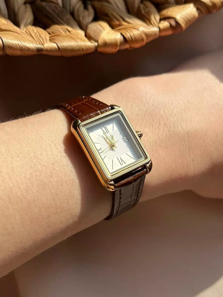Montre rectangulaire femme, boîtier doré, chiffres romains, bracelet simili vegan, style vintage, modèle Shana - Montre - Marron