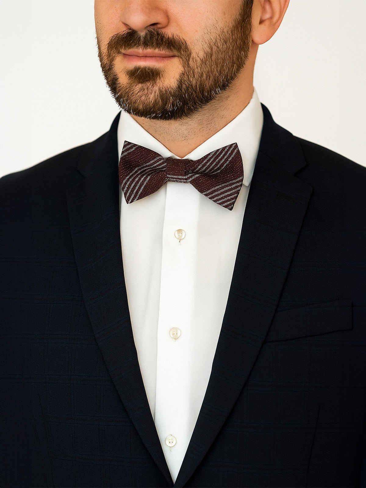 Nœud papillon homme bordeaux rayé, accessoire mariage chic, nœud papillon pré - noué rayures blanches, style business raffiné, nœud papillon coton et polyester confortable, modèle Amine - Bonnets - Bordeaux