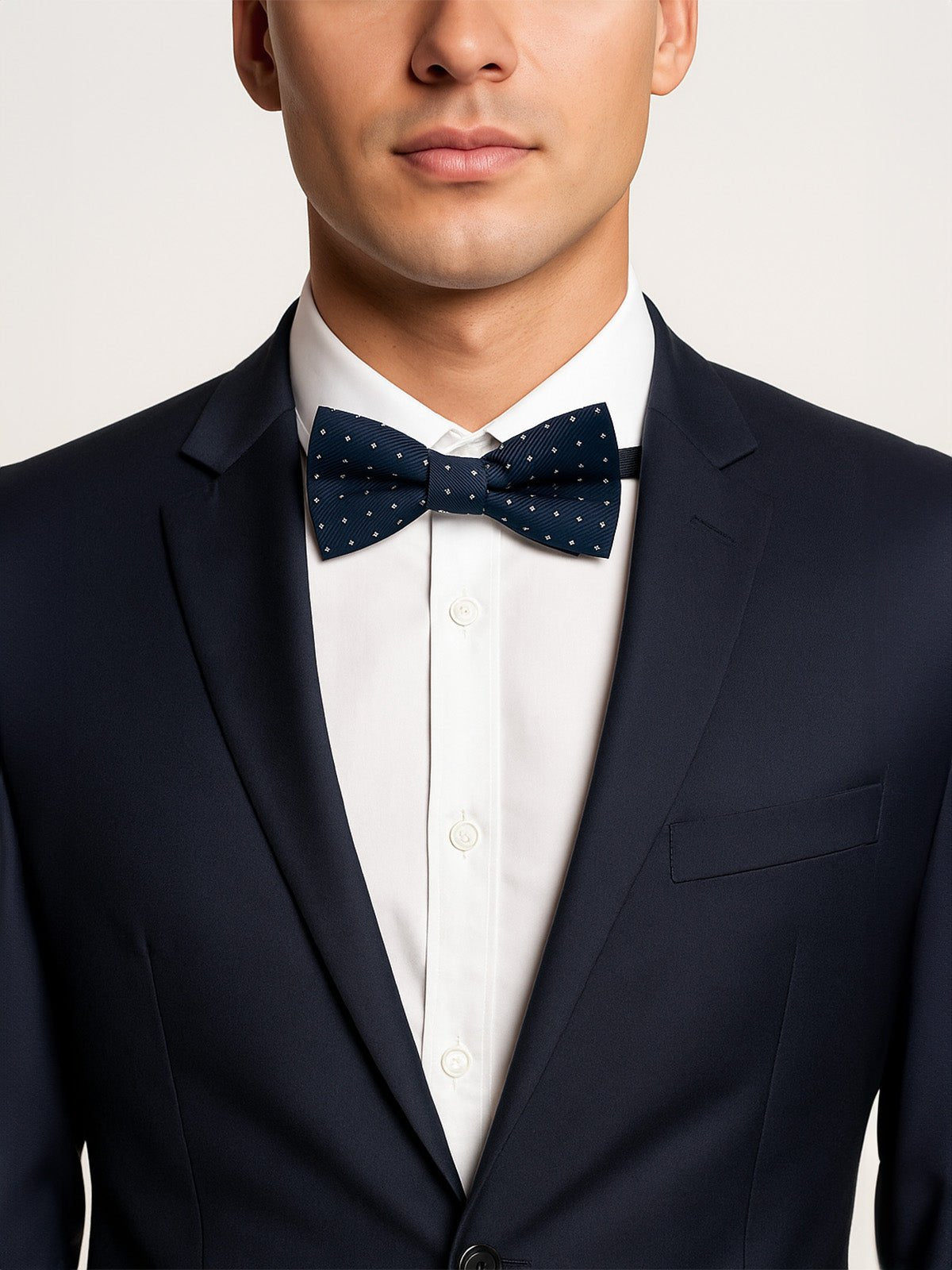 Nœud papillon pré - noué, motif croisillons blancs, mariage ou cérémonie, pour homme, marine ou bordeaux, toucher soyeux, réglable, bande élastique, finition satinée, modèle Samuel - Bonnets - Bleu marine