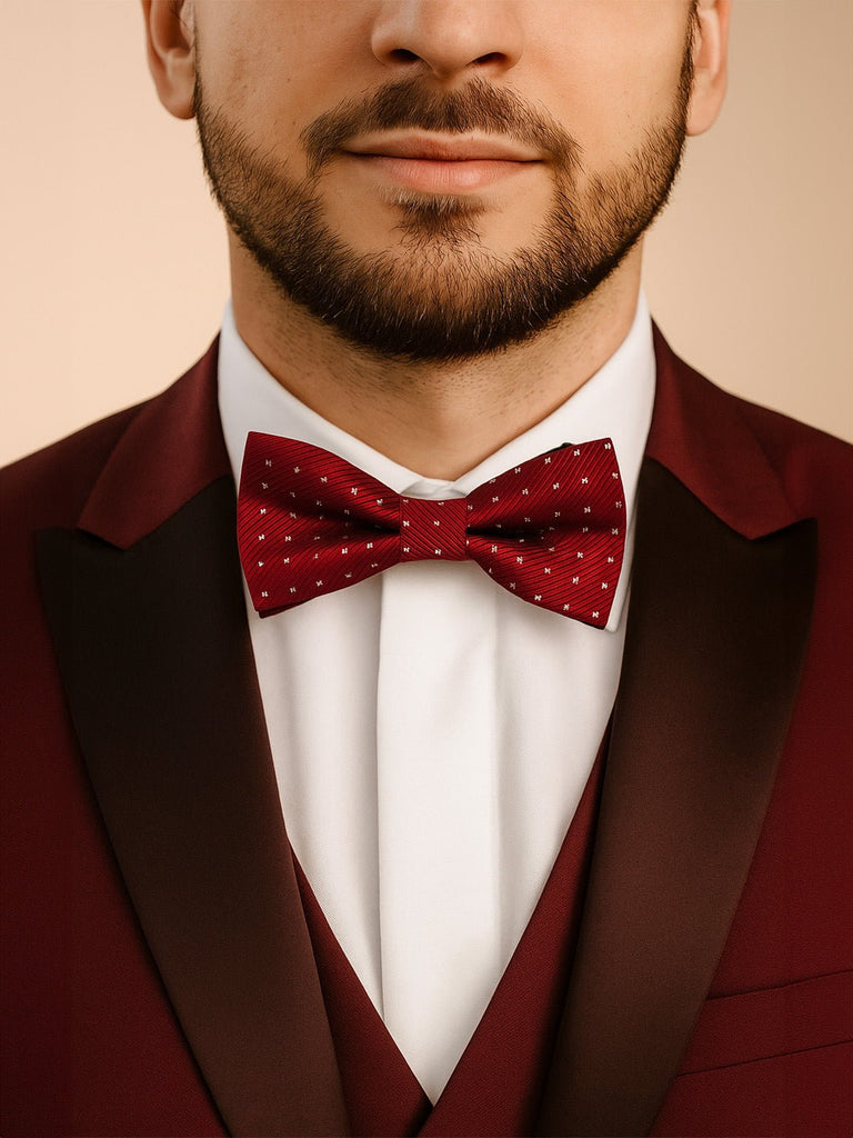 Nœud papillon pré - noué, motif croisillons blancs, mariage ou cérémonie, pour homme, marine ou bordeaux, toucher soyeux, réglable, bande élastique, finition satinée, modèle Samuel - Bonnets - Bordeaux