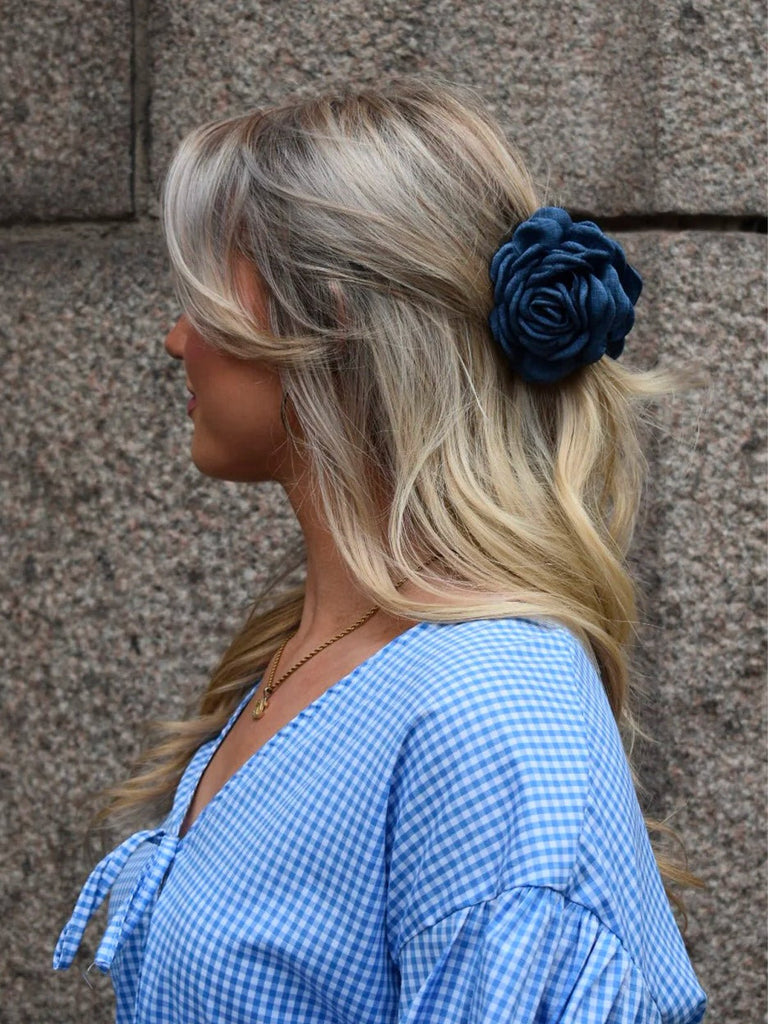 Pince à cheveux fleur denim, pince crabe rose bleue, accessoire cheveux femme, coiffure romantique, pince florale volumineuse, modèle Dénirose - Pince à cheveux - Bleu