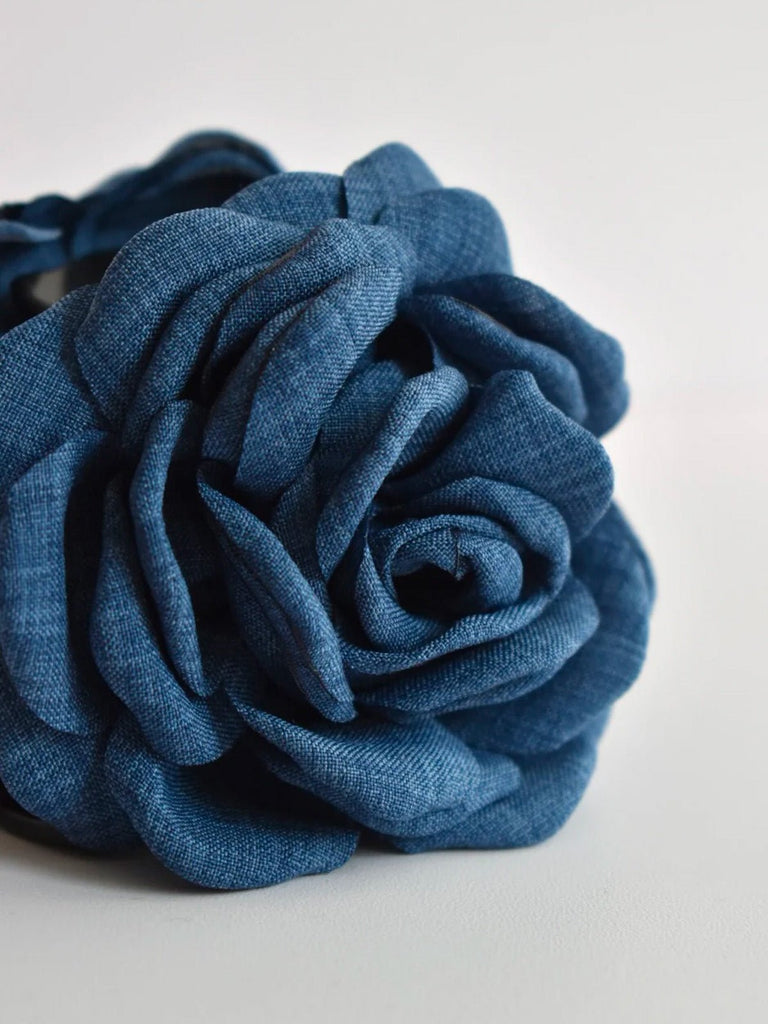 Pince à cheveux fleur denim, pince crabe rose bleue, accessoire cheveux femme, coiffure romantique, pince florale volumineuse, modèle Dénirose - Pince à cheveux - Bleu