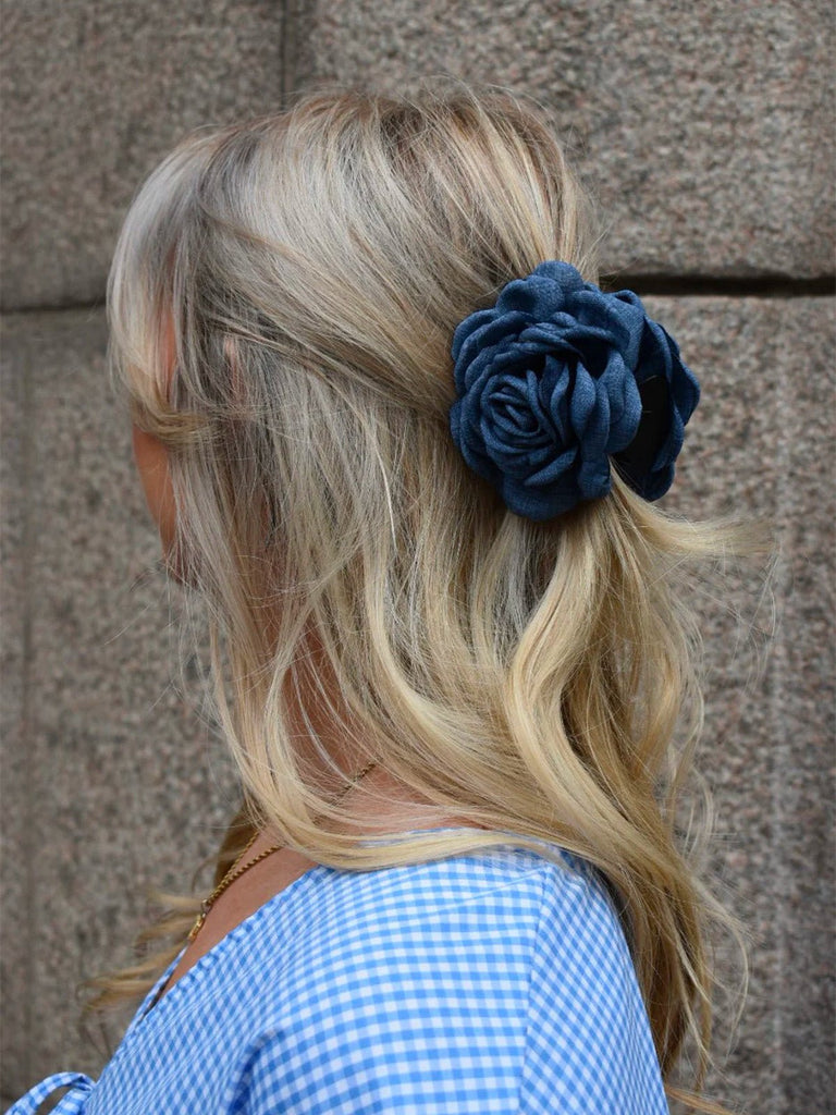 Pince à cheveux fleur denim, pince crabe rose bleue, accessoire cheveux femme, coiffure romantique, pince florale volumineuse, modèle Dénirose - Pince à cheveux - Bleu