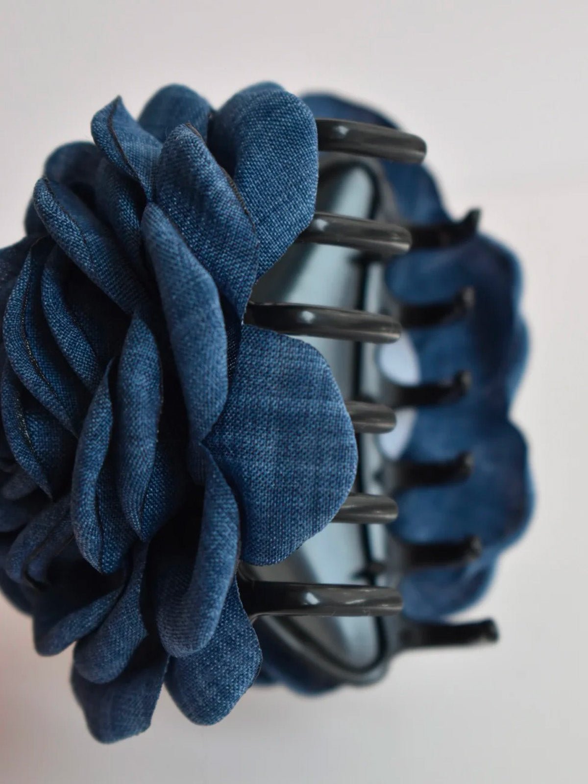 Pince à cheveux fleur denim, pince crabe rose bleue, accessoire cheveux femme, coiffure romantique, pince florale volumineuse, modèle Dénirose - Pince à cheveux - Bleu