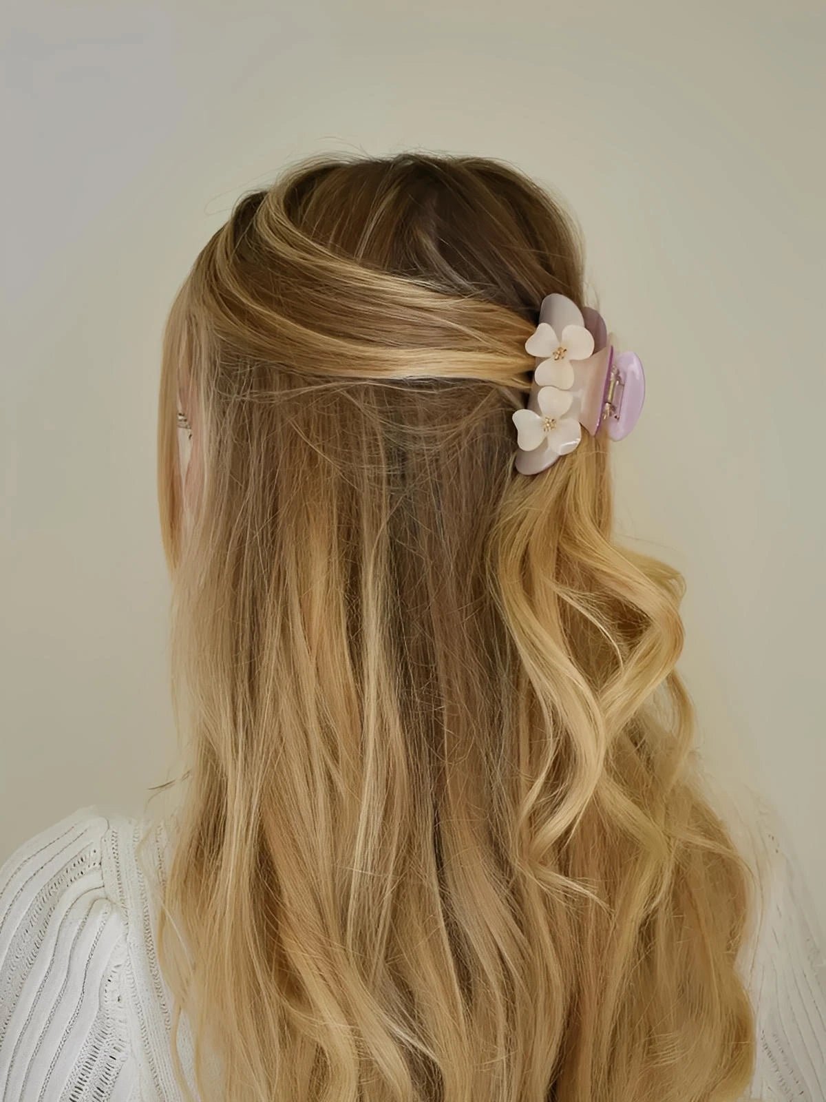 Pince à cheveux fleur, pince crabe en acétate, rose et beige, accessoire coiffure chic, pince cheveux fleurs perlées, modèle Findie - Pince à cheveux - Blanc et rose