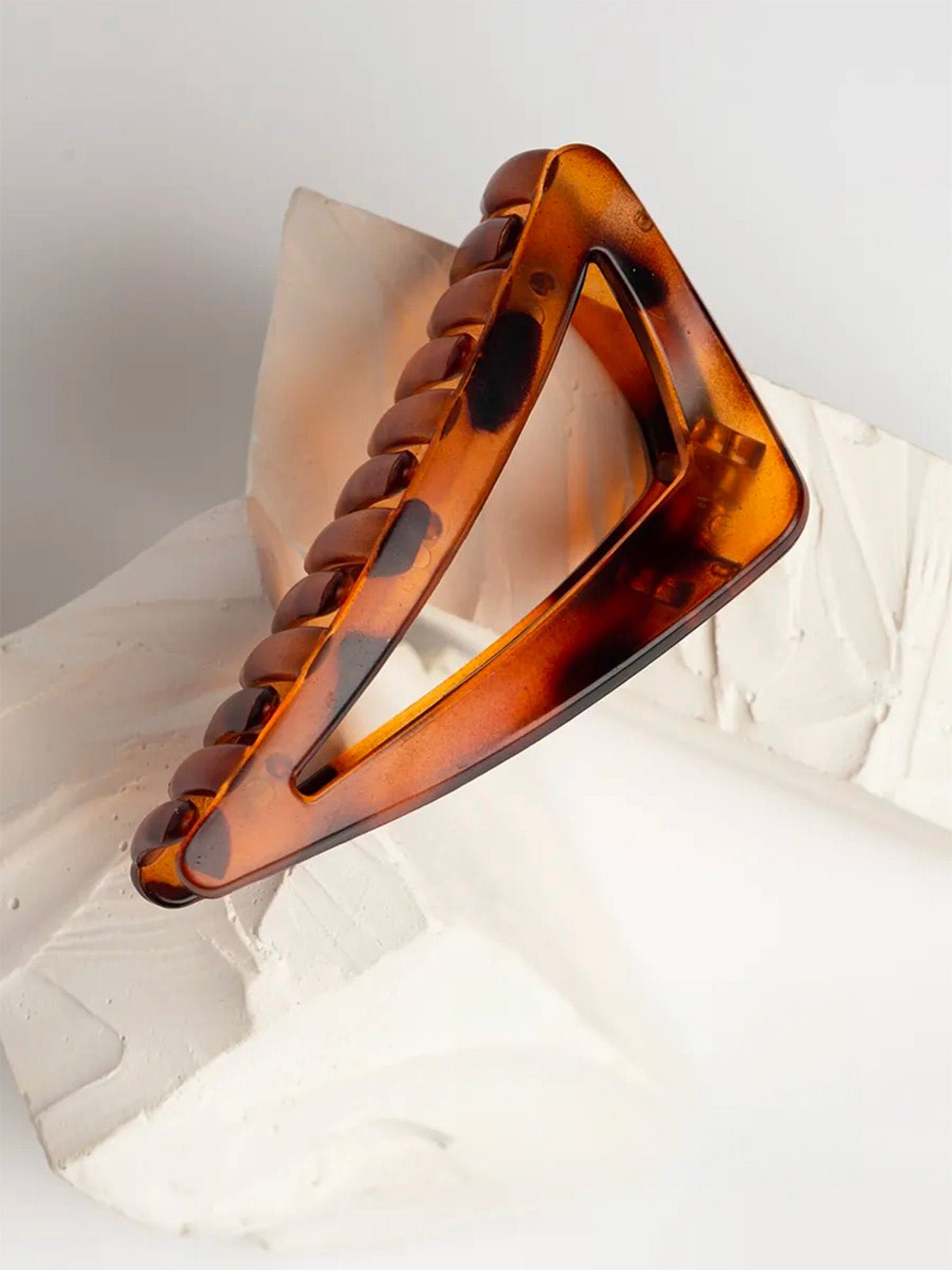 Pince à cheveux triangle, crabe acrylique femme, clip géométrique écaille, barrette cheveux solide, coiffure tendance, modèle Shemine - Pince à cheveux - Ambre