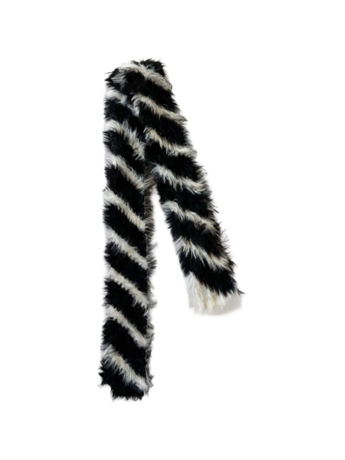 Écharpe fine noire et blanche, rayures diagonales, toucher duveteux, style streetwear, hiver 2024, modèle Ivana