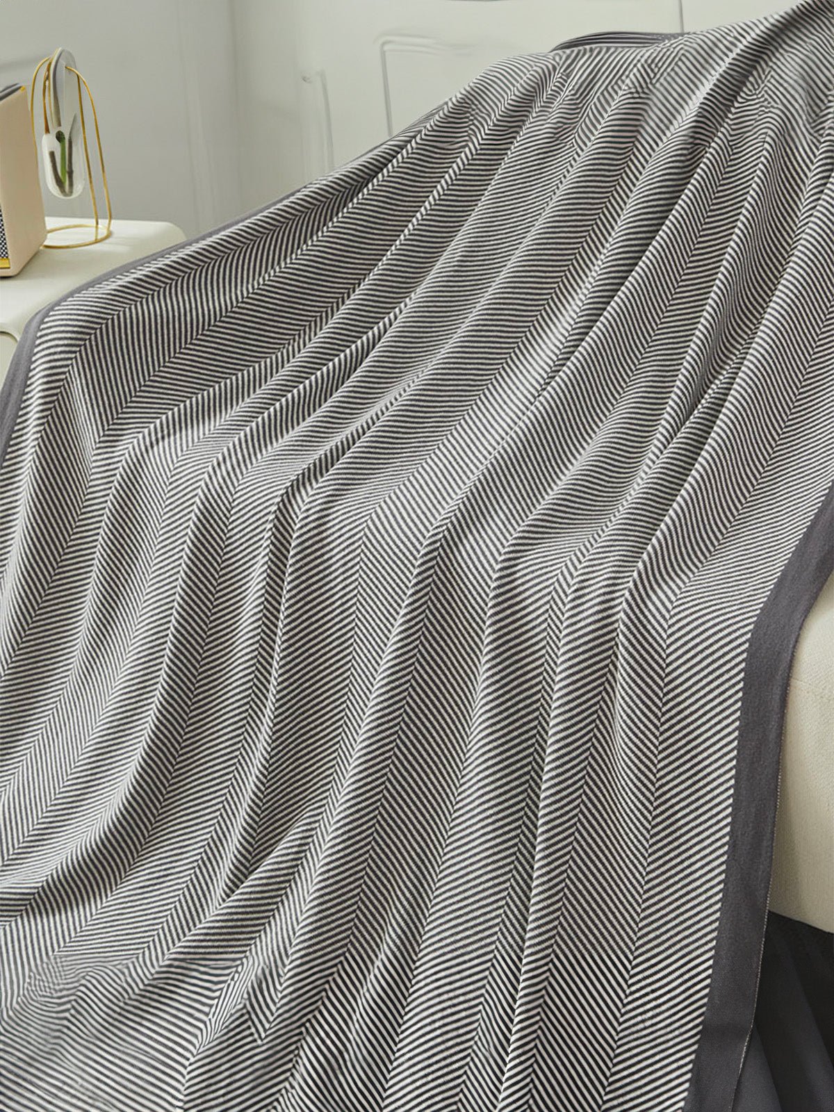 Plaid chevron doux, couverture tricotée, plaid canapé lit, plaid cocooning, couverture légère, modèle Idilo - Gris