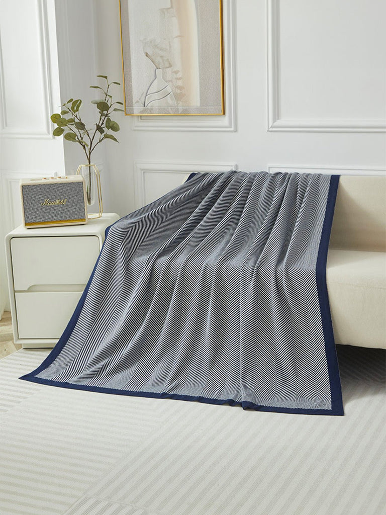 Plaid chevron doux, couverture tricotée, plaid canapé lit, plaid cocooning, couverture légère, modèle Idilo - Bleu marine