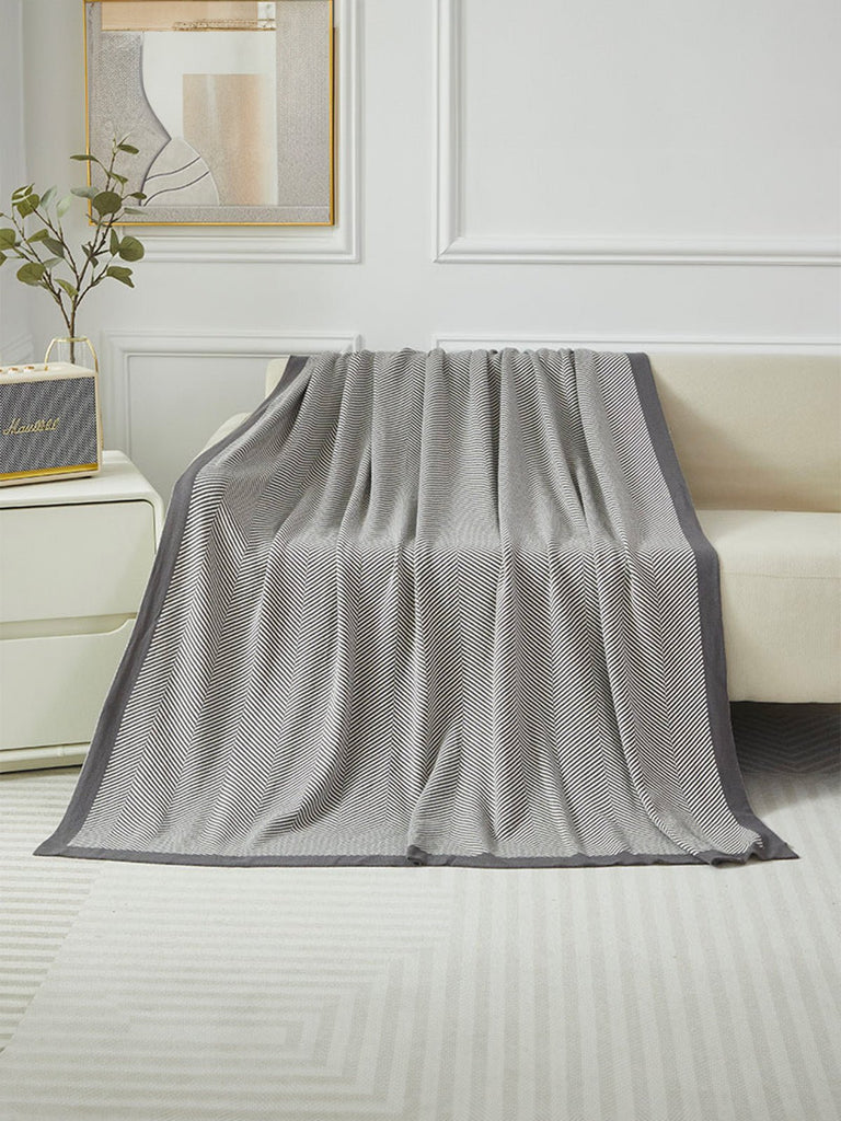 Plaid chevron doux, couverture tricotée, plaid canapé lit, plaid cocooning, couverture légère, modèle Idilo - Gris