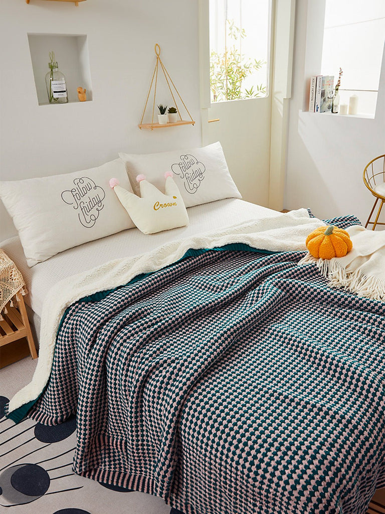 Plaid cocooning hiver, couverture douce lit, motif géométrique bicolore, doublure effet mouton, grande taille chaude, modèle Soel - Bleu marine 150 x 200 cm