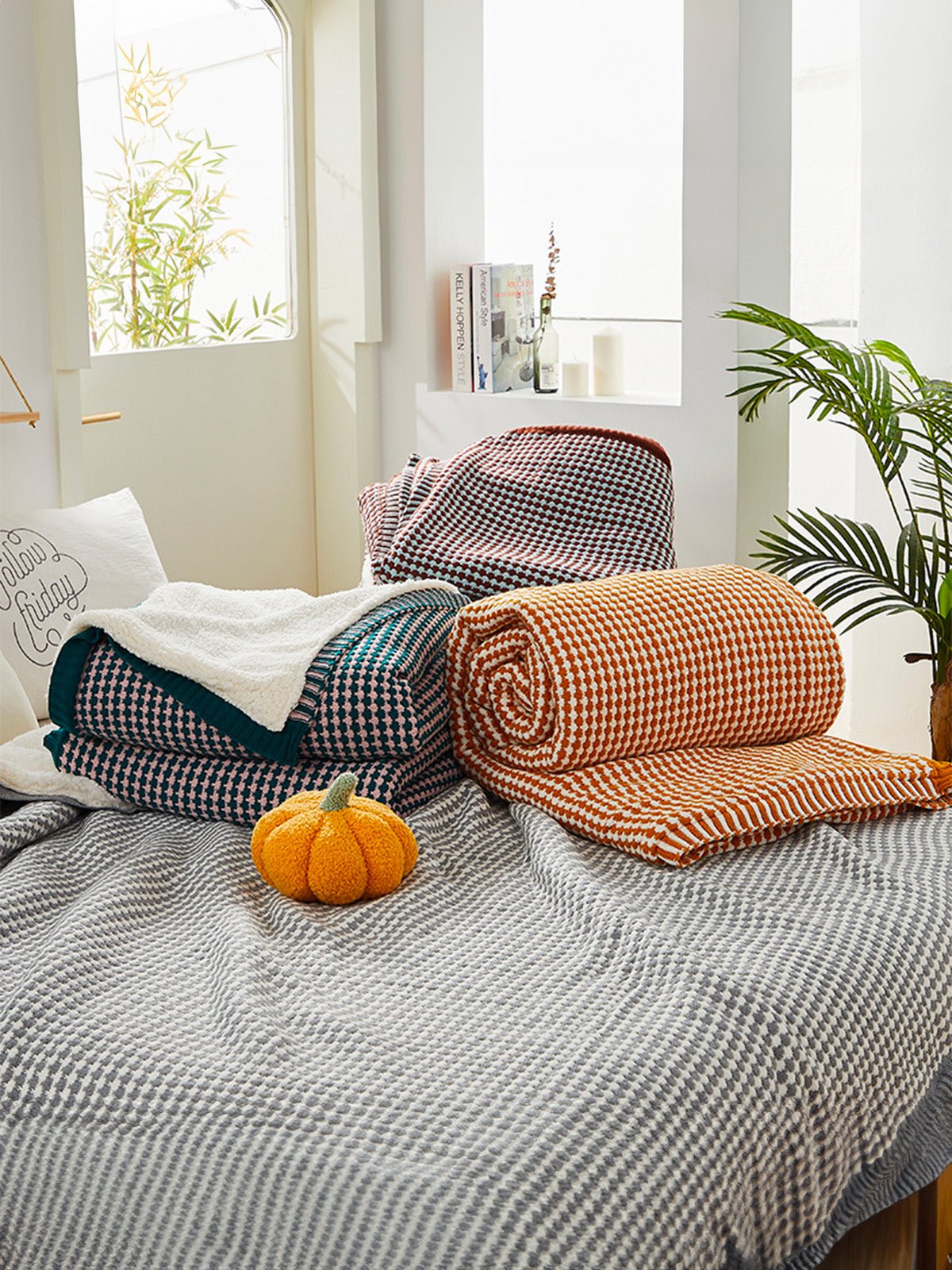 Plaid cocooning hiver, couverture douce lit, motif géométrique bicolore, doublure effet mouton, grande taille chaude, modèle Soel - Bleu marine 150 x 200 cm