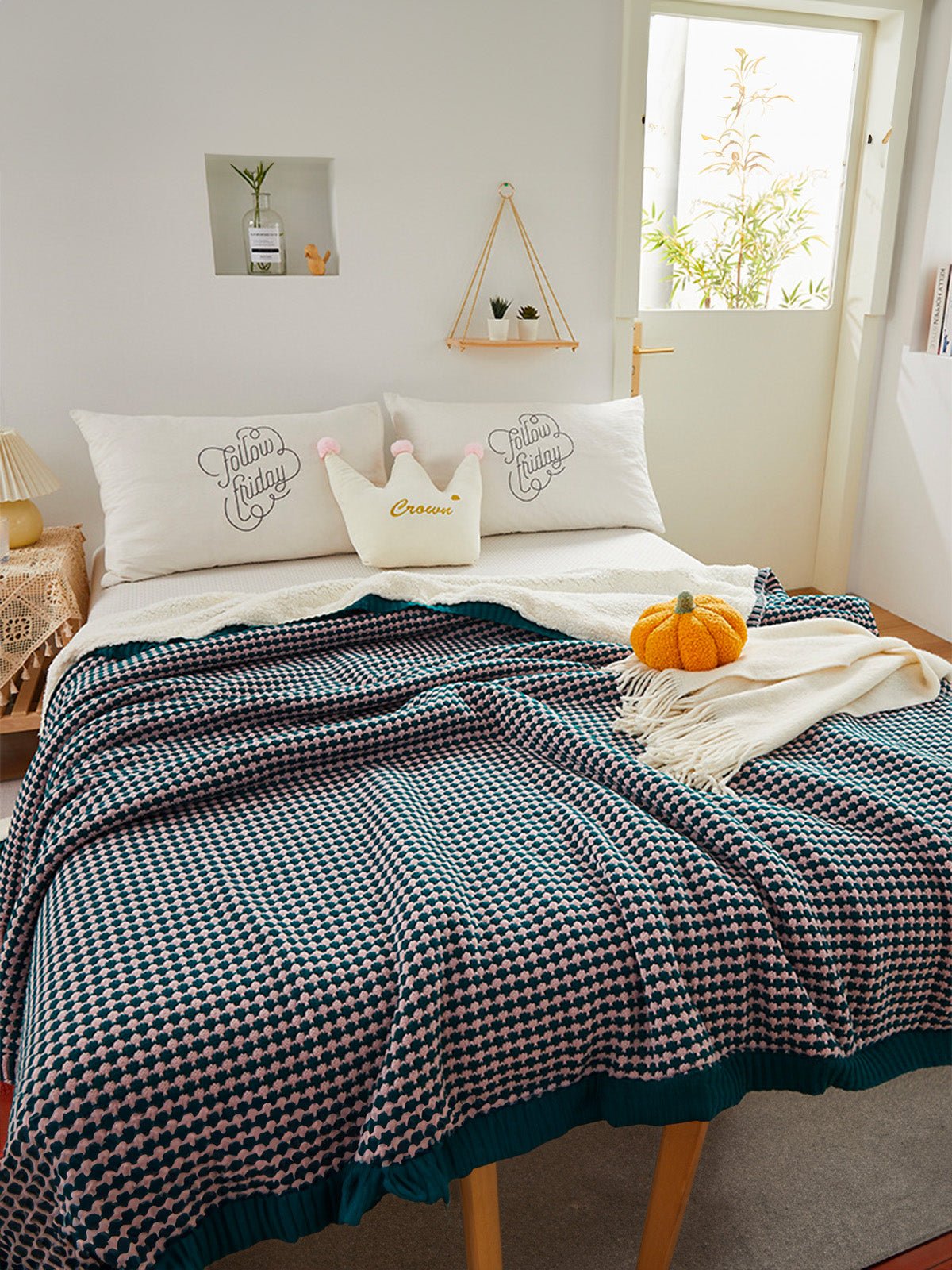 Plaid cocooning hiver, couverture douce lit, motif géométrique bicolore, doublure effet mouton, grande taille chaude, modèle Soel - Bleu marine 150 x 200 cm