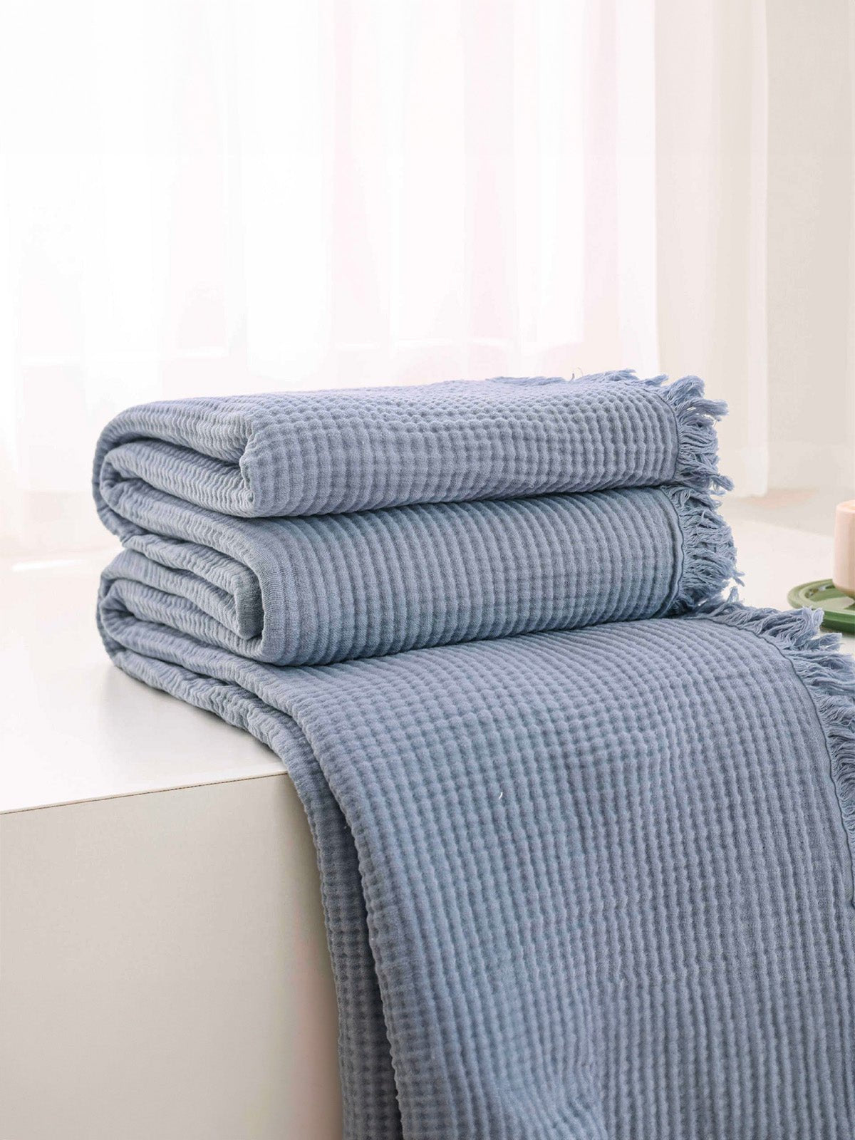 Plaid coton gaufré, couverture légère été, plaid lit canapé, franges décoratives, tissu respirant, modèle Naoen - Bleu 150 x 200 cm