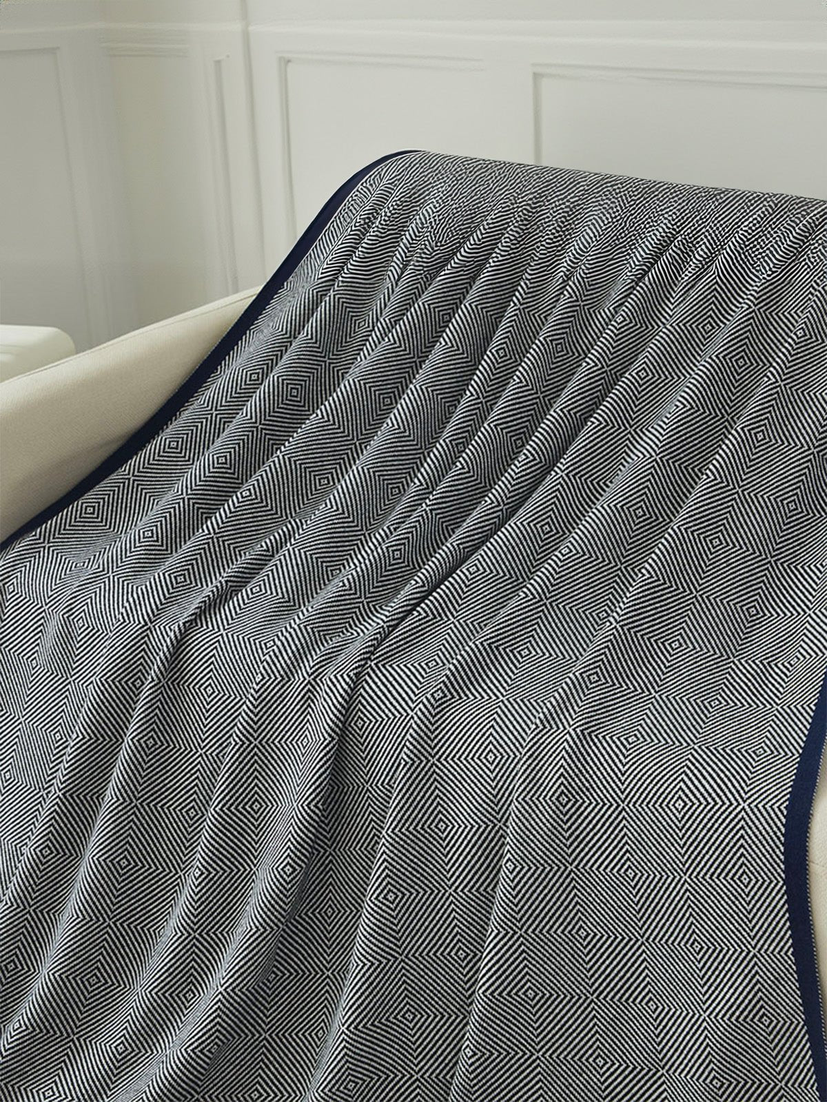 Plaid en coton doux, motif géométrique, bord contrasté, couverture canapé, jeté décoratif, modèle Awen - Bleu marine