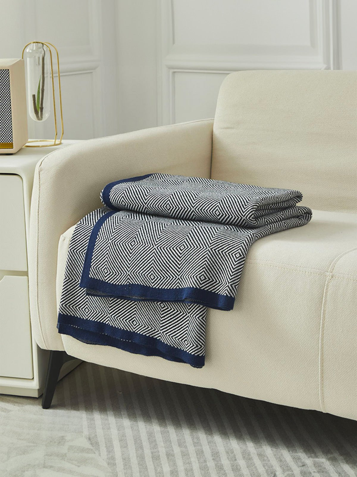 Plaid en coton doux, motif géométrique, bord contrasté, couverture canapé, jeté décoratif, modèle Awen - Bleu marine