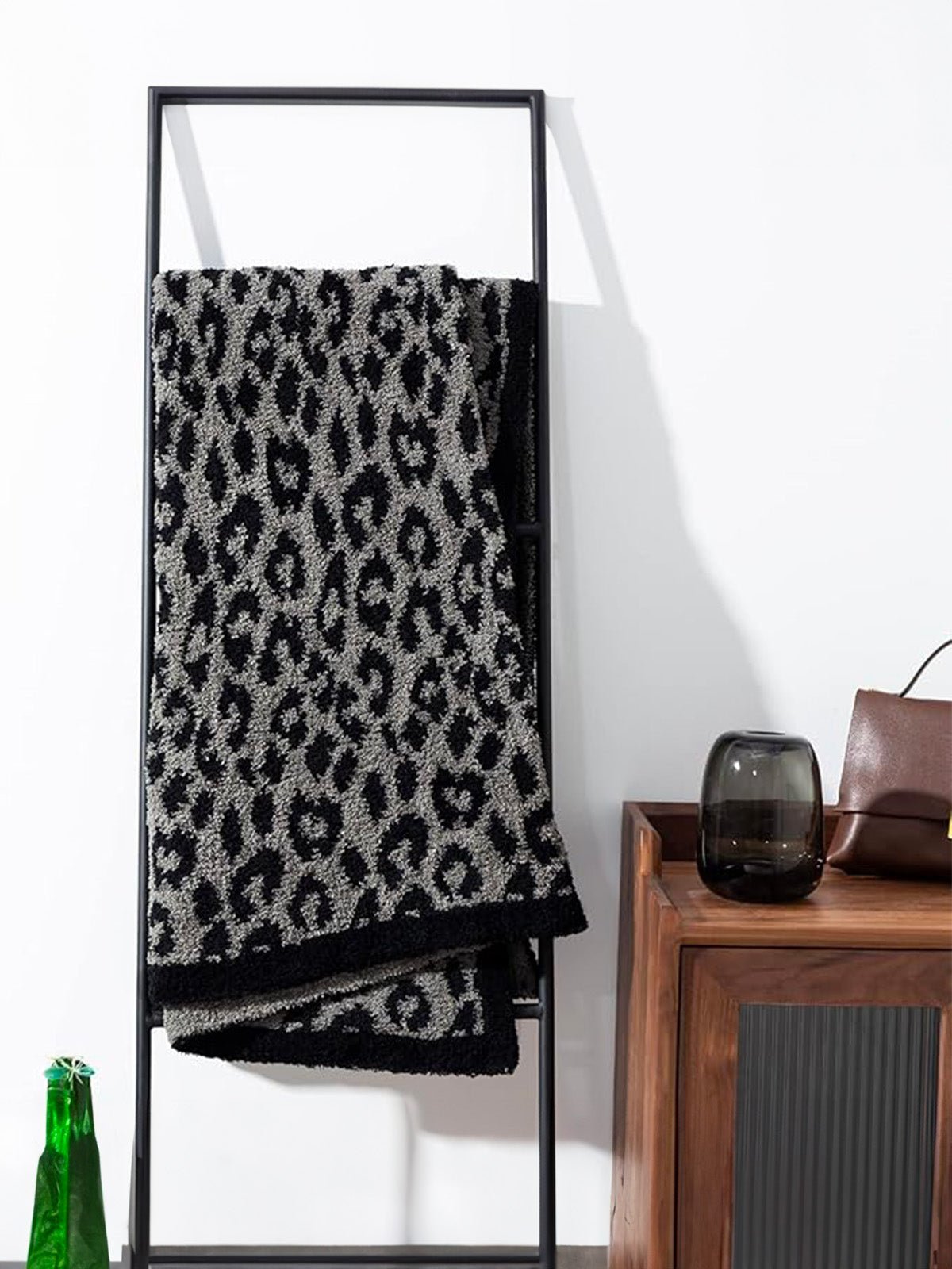 Plaid léopard noir gris, couverture chaude canapé, plaid doux pour salon, jeté de lit cosy, couverture design animalier, Yano - Noir et gris