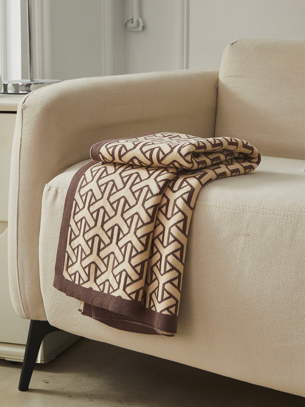 Plaid tricoté café, couverture canapé, jeté de lit, motif géométrique, doux polyester, modèle Nore - Marron 80 x 100 cm