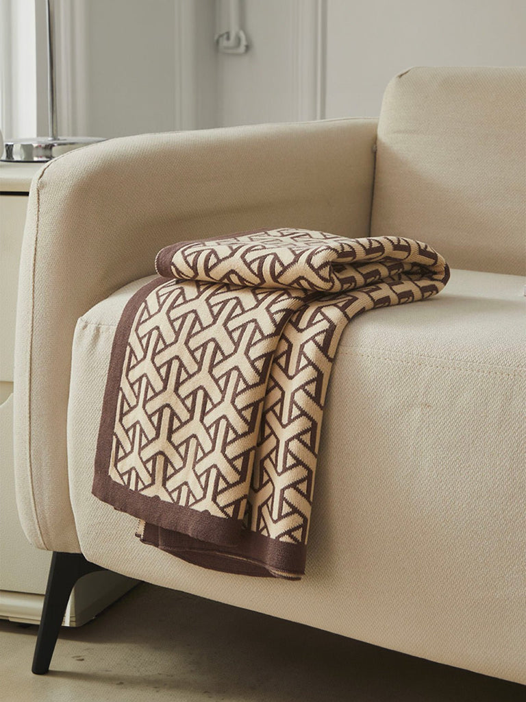 Plaid tricoté café, couverture canapé, jeté de lit, motif géométrique, doux polyester, modèle Nore - Marron 80 x 100 cm