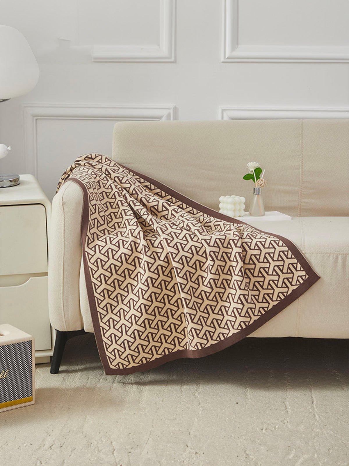 Plaid tricoté café, couverture canapé, jeté de lit, motif géométrique, doux polyester, modèle Nore - Marron 80 x 100 cm