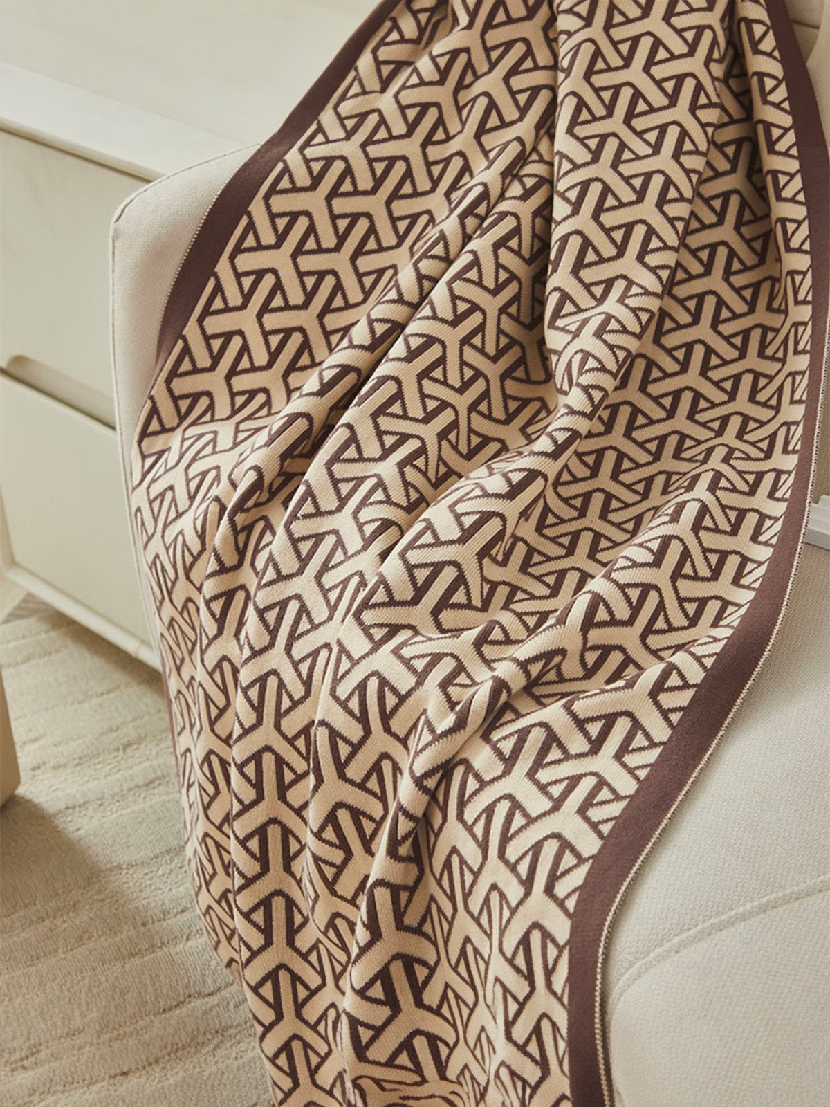 Plaid tricoté café, couverture canapé, jeté de lit, motif géométrique, doux polyester, modèle Nore - Marron 80 x 100 cm